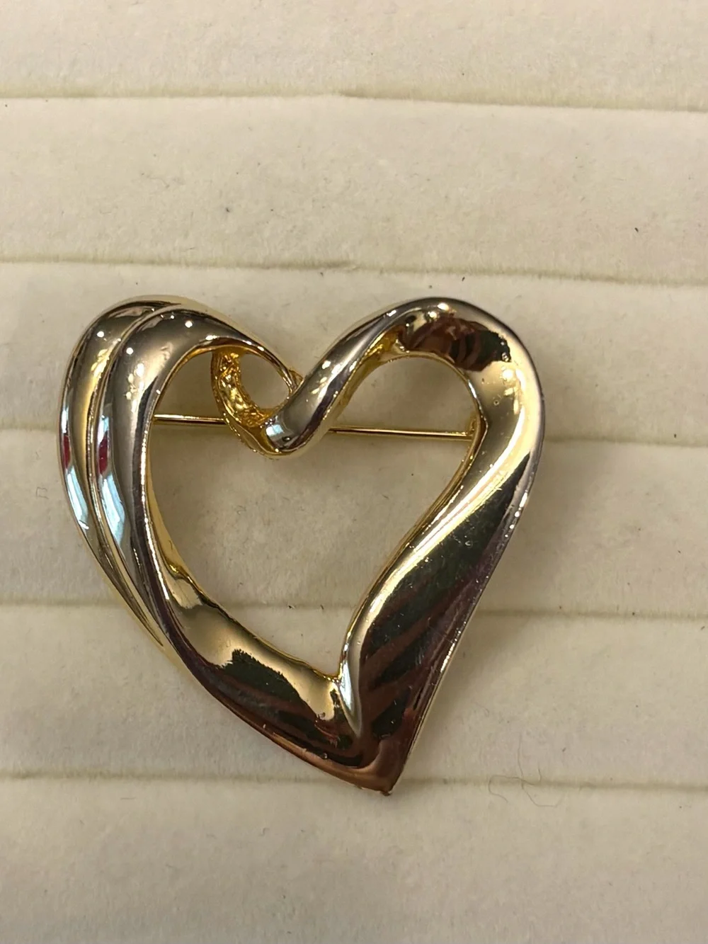 Vintage‎ Gold Tone Twisted Heart Brooch Classic Pin Romantic
